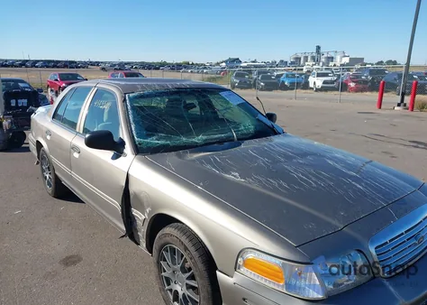 2005 Ford Crown Victoria Standard z USA, uszkodzony, nr VIN 2FAFP73W95X117153